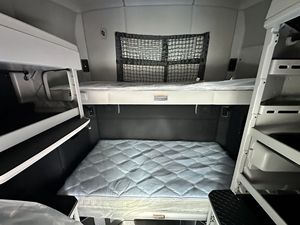 Camion Kenworth T680 neuf, 12,9 L, 6 cylindres, 405 ch, moteur Axle-Tri, Cummins X15, 6x4, carburant diesel, transmission AMT, conduite à gauche - Product Image 3