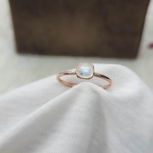 Bague minimaliste en argent sterling 925 avec sertissage de pierre de lune arc-en-ciel de 6x6 mm, bijoux en pierres précieuses, cadeaux, bande en or vermeil - Product Image 3