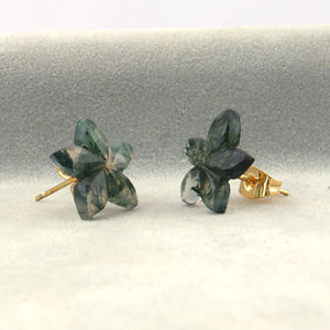 Boucles d'oreilles clous en agate mousse naturelle sculptée en forme de fleur, plaquées or 18 carats, paire délicate, pierres semi-précieuses, vente en gros - Product Image 3