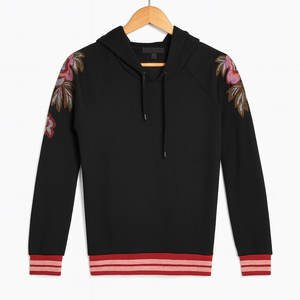 Sudadera Premium Negra para Mujer con Bordado 3D de Rosa, Puños Acanalados en Contraste, Logotipo Frontal, Tela de Felpa Suave - Product Image 3