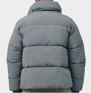 Chaqueta acolchada recortada, diseño bordado de peso pesado, venta al por mayor personalizada para hombres, cremallera de burbuja Unisex - Product Image 3