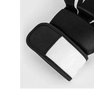 Gants de MMA et de kickboxing en cuir PU personnalisés avec logo, anti-humidité, fermeture auto-agrippante, design demi-doigts, unisexe, vente en gros - Product Image 4