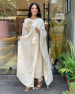 Zain Exports lance une nouvelle collection de Kurtis et de pentes de créateur modernes pour fêtes, en rayonne lourde, avec dupatta en tissu slub et broderies de sequins. - Product Image 3