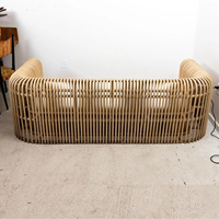 Modernes Handgewebtes Rattan-Sofa - Minimalistisches Boho-Sofa mit Kissen für Innen- und Terrassennutzung