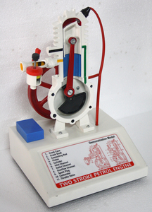 Modelo de motor de gasolina de cuatro tiempos, hecho en aleación de aluminio, montado en una base con gráficos impresos