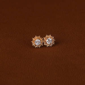 Pendientes de tuerca de diamante de corte redondo cultivado en laboratorio chapado en oro de 14 quilates de diseño personalizado nueva forma de flor de moda para mujeres certificado IGI - Product Image 1