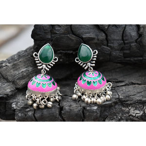 Pendientes de aro tipo jhumka con incrustaciones de piedras de imitación de plata hechos a mano tradicionalmente, estilo meenakari, para niñas y mujeres - Product Image 3