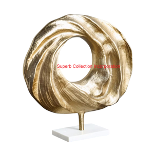 Escultura de anillo de metal dorado elegante con acabado Escultura de oro decorativa hecha a mano con acento de mesa elegante en base negra - Product Image 3