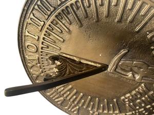 Reloj de Jardín de Metal Moderno Grabado y Pulido - TEMPUS FUGIT - Bronce Envejecido - Product Image 4