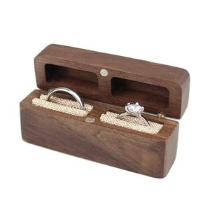 Caja de anillo reciclable de lujo Estuche de joyería de compromiso de madera de terciopelo suave con iniciales grabadas Soporte de anillo elegante - Product Image 4