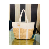 Tas Trendy The Wild Dune Day Bag, anyaman tangan dari rumput laut alami, rafia & rotan dengan tekstur organik yang menarik.