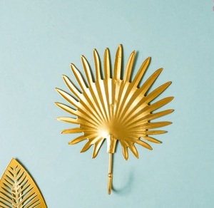 Crochet mural feuille d'or pour chambres, salles de bains et cuisines Rail décoratif élégant conçu pour ressembler à une feuille - Product Image 1