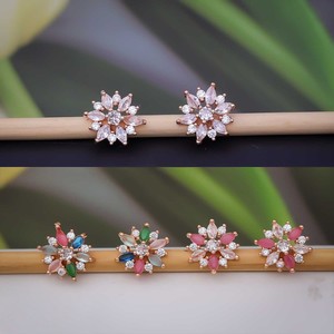 Boucles d'oreilles florales multicolores pour femmes avec zircon, plaquées or, clous tendance en acier inoxydable, bijoux fantaisie - Product Image 1