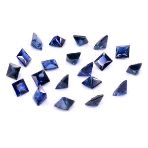 Saphir bleu naturel non traité, carrés taillés princesse calibrés de 3 mm et 3,5 mm avec pierre précieuse ovale de 8 mm de hauteur - Product Image 1