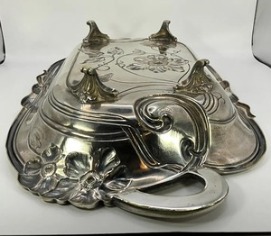 Plateau de service ovale en métal fini argenté avec poignées, design floral classique, parfait pour la maison, les fêtes et les occasions spéciales - Product Image 6
