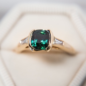 Trois pierres vertes Moissanite Original Fine Ring 1.70 CTW coussin coupe mariage bague de fiançailles avec lunette en or jaune - Product Image 6