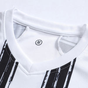 Maillot de football blanc et noir personnalisable de haute qualité Vêtements de sport pour hommes haut de gamme avec vêtements d'équipe à sublimation numérique - Product Image 3