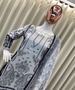 Robe kurta à la dernière réception de Chinon avec décoration en pierre royale et perles. - Product Image 2