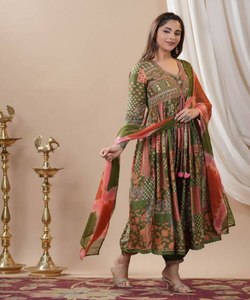 Groothandel Fancy Georgette Zijde Lahenga Choli Met Dupatta Pakistani Stijl Salwar En <span class=keywords><strong>Saree</strong></span> Voor Bruiloft Vervaardigd In <span class=keywords><strong>Surat</strong></span>