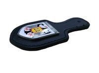 Porte-badge en cuir PU avec logo personnalisé et emblème métallique en émail souple, finition sablée