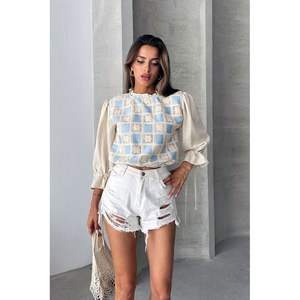 Chemisiers et Blouses pour Femmes Topshow en Gros – Blouse Bleu Pierre avec Détails en Dentelle - Product Image 5