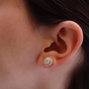 Boucles d'oreilles clous halo en moissanite ronde VVS de conception optimale avec argent 925, bijoux fins pour femmes à bas prix - Product Image 4