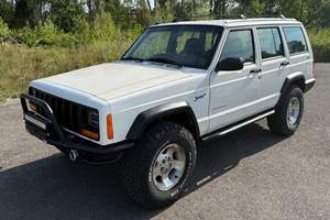 Jeep Cherokee SE 4x4 de 1999, Usado, Sin Reserva, Transmisión Manual de 5 Velocidades, Motor de 4.0 Litros de 6 Cilindros en Línea, Varias Modificaciones - Product Image 1