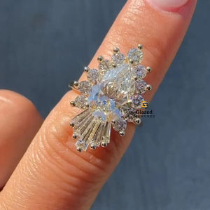 Deslumbrante anillo de bodas de moissanita con corte de pera de 3 quilates para mujer, colección de diseñador de Halo de racimo de oro amarillo sólido de 10K - Product Image 1