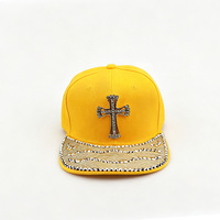 Casquette Snapback à visière plate avec emblème croix en strass, ton or, style streetwear, réglable, unisexe pour hommes et femmes, pour fêtes et usage quotidien