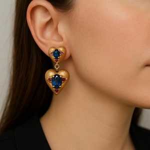 Pendiente de zafiro azul con corazón de océano, esculpido, susurro profundo, pulido, joya curvada reflexiva, atemporal, suave, inspirada en la calma - Product Image 2