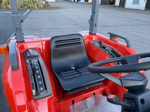 จัดส่งฟรี รถแทรกเตอร์ KUBOTA T22 มือสอง 22 แรงม้า ขับเคลื่อน 4 ล้อ, เครื่องยนต์ดีเซล D1403 1.4 ลิตร 3 สูบ, เกียร์ 12F/4R, PTO 540 รอบต่อนาที, ชุดต่อพ่วง JIS-1 - Product Image 3
