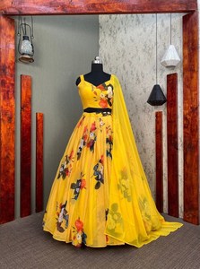 Belle fleur imprimé Lehenga Choli avec Dupatta en couleur jaune pour Haldi fonction indienne traditionnelle Haldi tenue mariées - Product Image 5