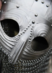 Casco vikingo personalizable medieval temprano con forro de cuero de cadena plateada Traje griego portátil Incluye cuchillos vikingos usados OEM - Product Image 4