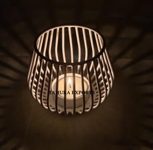 Bougeoir de style cage en fer doré avec des lignes minimales et une sensation industrielle pour un éclairage moderne et calme dans les intérieurs de style urbain - Product Image 6