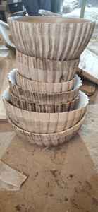 Cuencos de madera hechos a medida con diseño de rayas verticales tallados a mano con textura y grabados a mano ideales para tiendas de reventa - Product Image 3