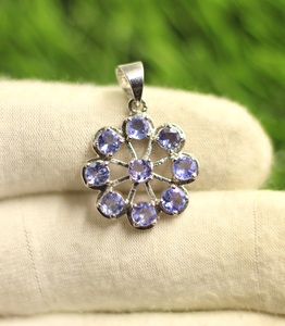 Pendentif minimaliste en Tanzanite naturelle AA+ 4 mm en argent sterling 925 serti clos pour femme, idéal pour un anniversaire - Product Image 5