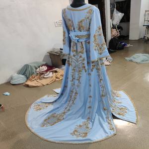 GLAMOROUS Kaftan bleu clair XXL lourd brodé Robe ethnique musulmane traditionnelle élégante avec accessoire en tissu - Product Image 5