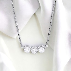 Vente en gros 1.00Ct Moissanite Trilogy Collier pour Femmes 17 Pouces 14K Or Blanc Style de Bijoux Intemporel - Product Image 3