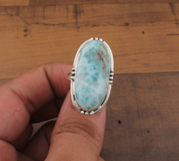 Bague solitaire classique bohème délicate unisexe en argent sterling 925 avec serti clos et pierre précieuse naturelle Larimar taille brillant, faite à la main