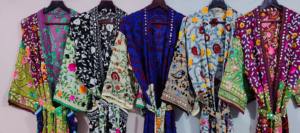 เสื้อคลุมกิโมโนปักลาย Phulkari เสื้อแจ็คเก็ตแฟชั่นโบฮีเมียนปักลายด้วยด้ายหลากสี - Product Image 3