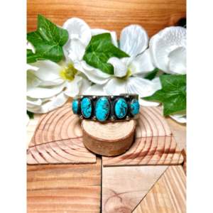 Bracelet manchette artisanal Navajo en turquoise égyptienne et argent sterling, bijou de collection culturel - Product Image 1