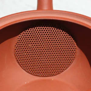 Théière Kyusu en argile rouge avec infuseur en céramique, forme de pot, couvercle et poignée inclus, fabrication Tokoname - Product Image 1