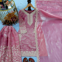 Robe entièrement cousue, costume prêt-à-porter, avec broderie lourde, travail de séquence et de fil de codage, travail à la main avec des perles, manches fantaisie