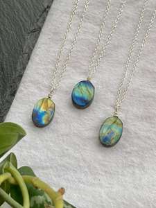 Collier artisanal vintage fait à la main en cristal de Labradorite enroulé de fil pendentif en pierres précieuses naturelles plaqué or et argent pour les fiançailles - Product Image 5