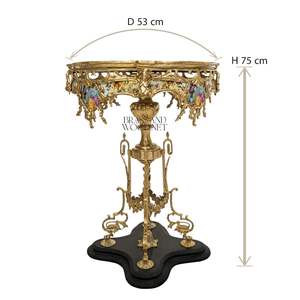 Table d'appoint ronde de luxe en laiton avec base en marbre noir, cadre doré orné et art en porcelaine peint à la main pour un décor classique - Product Image 3