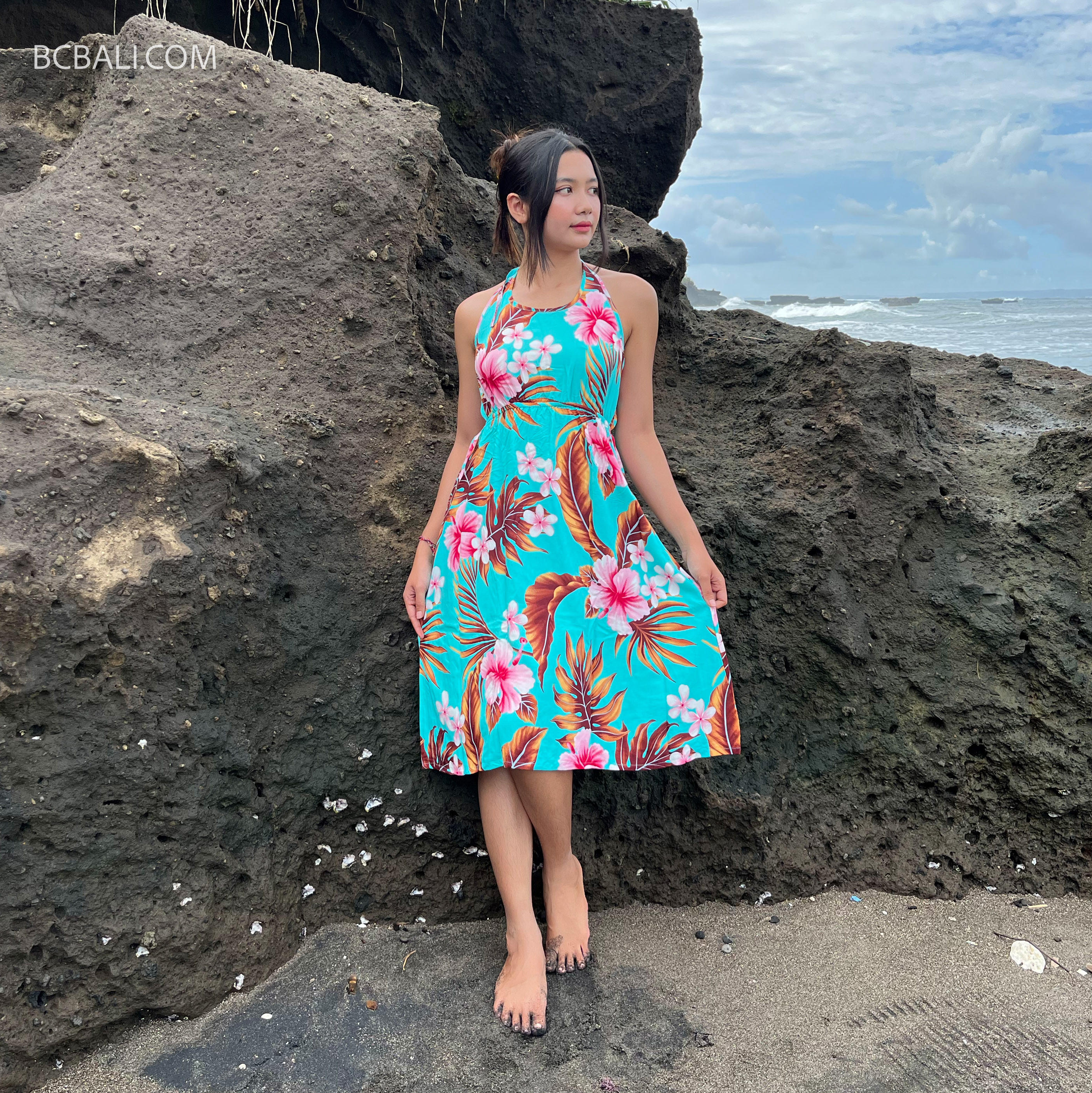 มีสีเขียวขุ่น