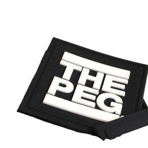 Écusson en silicone 3D noir et blanc, étiquette en caoutchouc imperméable, patch en PVC à coudre, emblème écologique, motif floral durable, patch de moralisation - Product Image 1