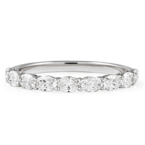 Bague demi-bande classique en diamant de laboratoire ovale petit format, 0,78 carat, 2,5 mm de large, pour doigts fins - Product Image 1