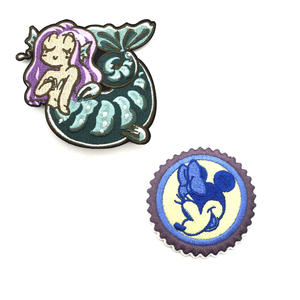 แผ่นป้ายปักลาย3D แบบคลาสสิกแผ่นปักแบบรีดติดด้วยความร้อนออกแบบโลโก้ได้ตามต้องการสำหรับเสื้อผ้า - Product Image 1