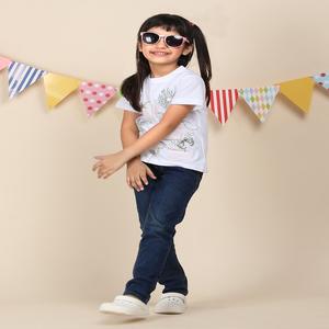 Camiseta de cuello redondo Smart Look 100% algodón para niñas disponible en diferentes métodos de impresión seleccionados a mano para la venta - Product Image 5